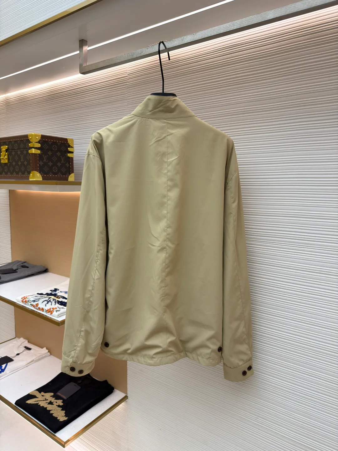 Ralph Lauren logo embroidered reversible jacket ●Original version: Purchased and developed for 3990 ●Item number: 1681791-B75 ●Material: matte moiré taffeta fabric ●Technology: embroidery production ●Color: Khaki ●Version: Fitted version ●Weight: about 520 grams ●Size: S-M-L-XL ●Description: Customized matte moiré taffeta and twill jacquard brocade Light and tough, smooth drape Comfortable and close to the skin. Khaki brown tone. Calm and noble. Two clothes. Unlimited style. One side is decorated with twill jacquard brocade, which has its own retro filter, like the pocket watch gear of an old-school gentleman. The other side is made of matte moiré taffeta, which has a relaxed breathing feeling. Casual and comfortable casual gene. Exquisite pony logo is embellished throughout. It is highly recognizable. The classic stand-up collar is tied with three hidden button tabs. Simplicity controls complexity. Design philosophy hidden in the details. Double-sided style. Hidden old money and slack in one garment, imported machine embroidery technology is used. Advanced computer control systems and precision mechanical components are used to achieve the iconic pony embroidery operation. High precision. The lines are smooth and delicate. The template machine opens the bag. The preset template guides the position, shape and size of the bag opening. The accuracy ensures the quality of the bag opening effect. Ergonomic three-dimensional cutting returns to traditional craft techniques through segmentation, folding, shrinking and stretching. The so-called slow work and fine work are respect for the material and the pursuit of feel. The workmanship is complex and tedious, slow in aging, high in wear and tear, and the fabrics have been carefully washed to have a better hand feel and texture. It is not easy to deform, shrink or fade, and maintains long-term beauty. The overall wiring is straight and delicate, the fabric is comfortable and soft, and the color is consistent without color difference. It can be matched with the same style to create a fashionable look and control various occasions. Customized accessories, complete with three standards, same style for men and women!